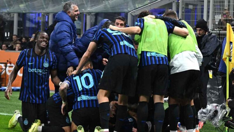 Inter goleó a Fiorentina 3-0 y quedó tercero en la Seria A, detrás de Napoli y Roma