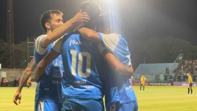 Estudiantes de Río Cuarto se llevó la primera final ante Deportivo Madryn por 2 a 0 y sueña con el ascenso