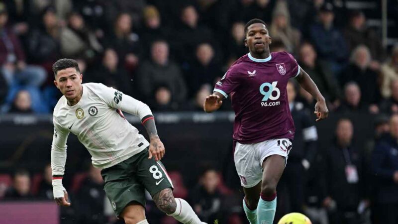 Chelsea venció a Burnley con gol de Enzo Fernández y se prendió en la Premier League
