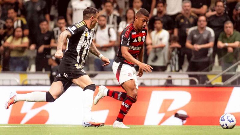 Flamengo no pudo aprovechar derrota de Palmeiras para ser campeón del Brasileirão y empató con Mineiro