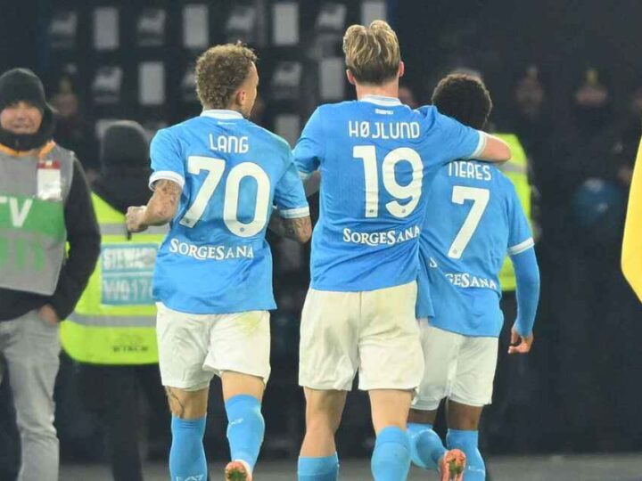 Roma cayó ante Napoli, que se subió a lo más alto de la Seria A junto a Milan