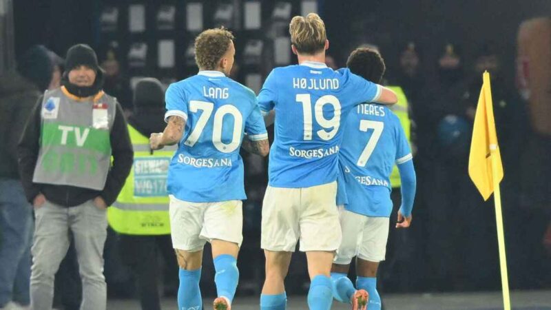 Roma cayó ante Napoli, que se subió a lo más alto de la Seria A junto a Milan