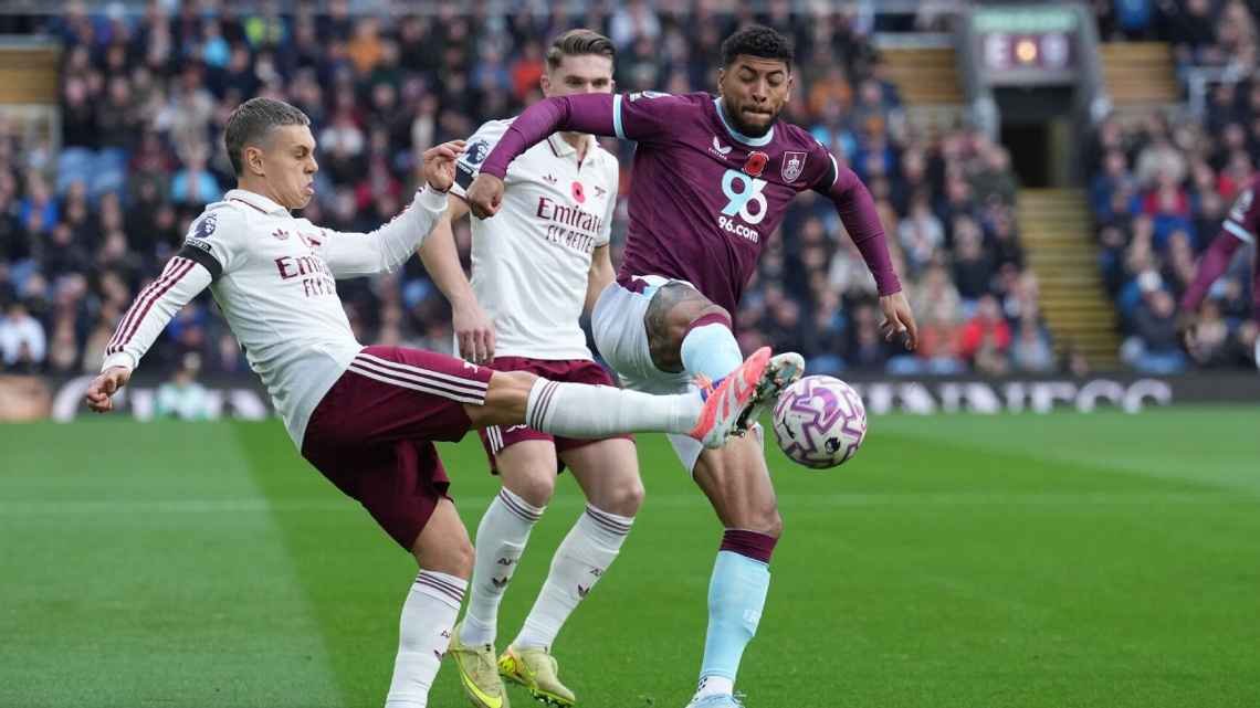 Arsenal venció a Burnley y se mantiene líder de la Premier League
