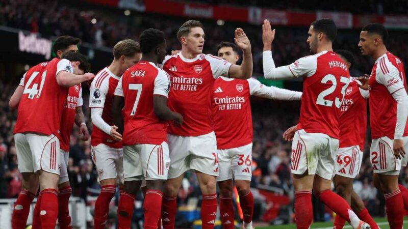 Arsenal venció a Brighton y recuperó la cima de la Premier League
