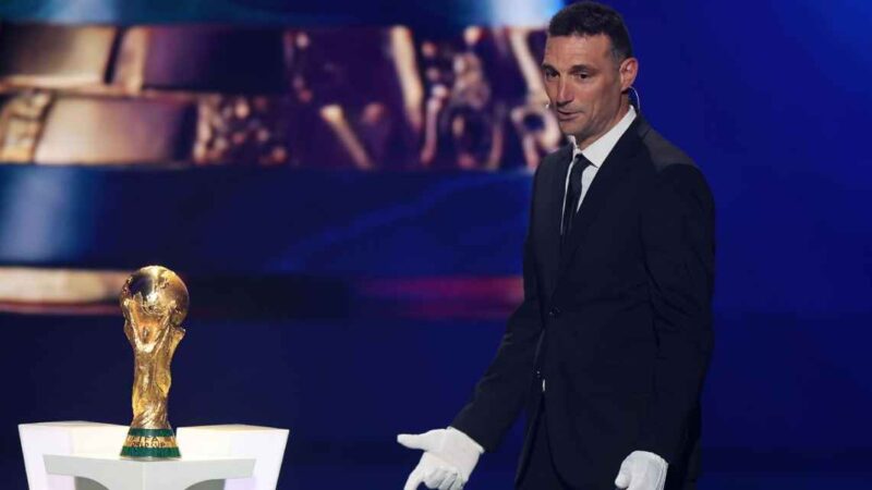 Scaloni hizo la entrega oficial del trofeo de la Copa del Mundo en el sorteo