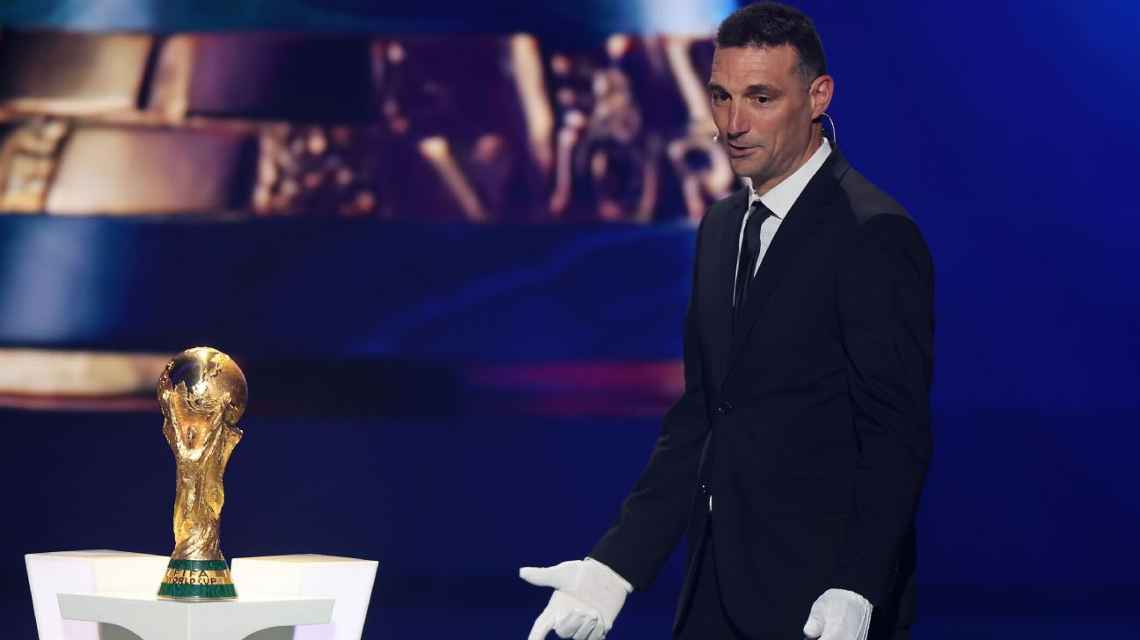 Scaloni hizo la entrega oficial del trofeo de la Copa del Mundo en el sorteo