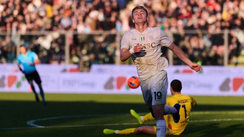 Con un doblete de Højlund, Napoli derrotó a Cremonese y sigue en la pelea por la Serie A