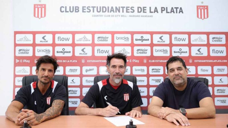 Eduardo Domínguez firmó su contrato y sigue en Estudiantes hasta 2027