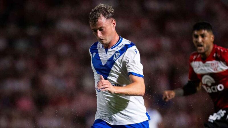 Vélez lo ganó en el cierre y se llevó un triunfo agónico ante Instituto en Córdoba