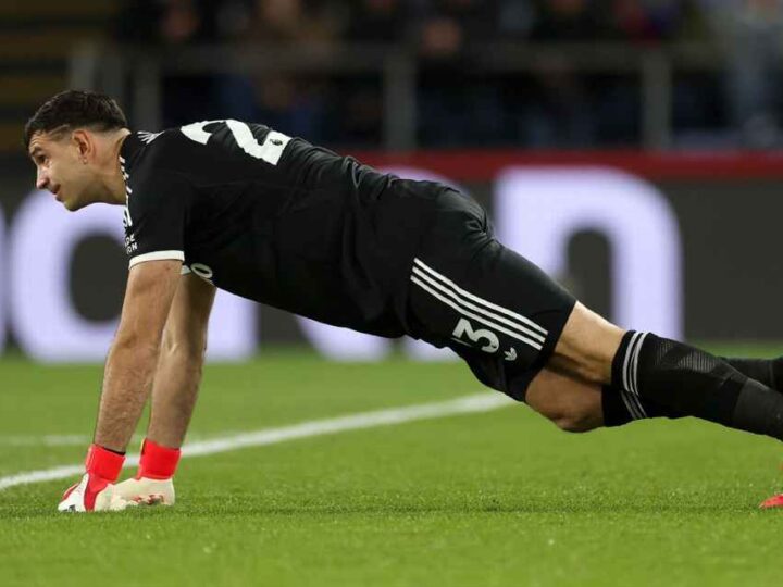 Dibu Martínez tuvo que ser reemplazado en Crystal Palace vs. Aston Villa