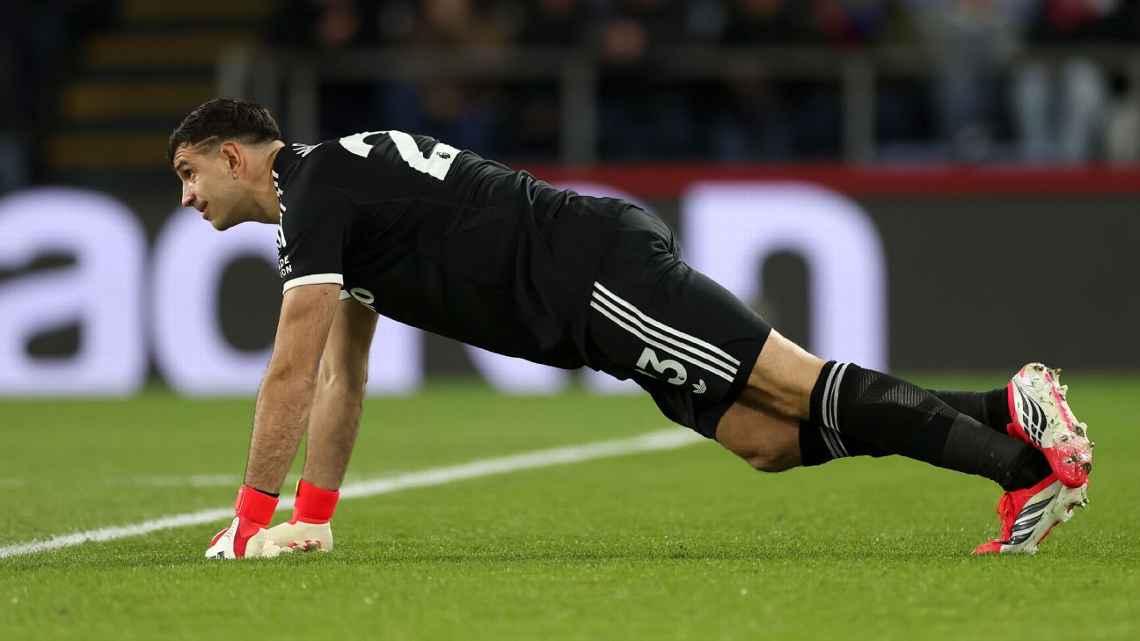 Dibu Martínez tuvo que ser reemplazado en Crystal Palace vs. Aston Villa