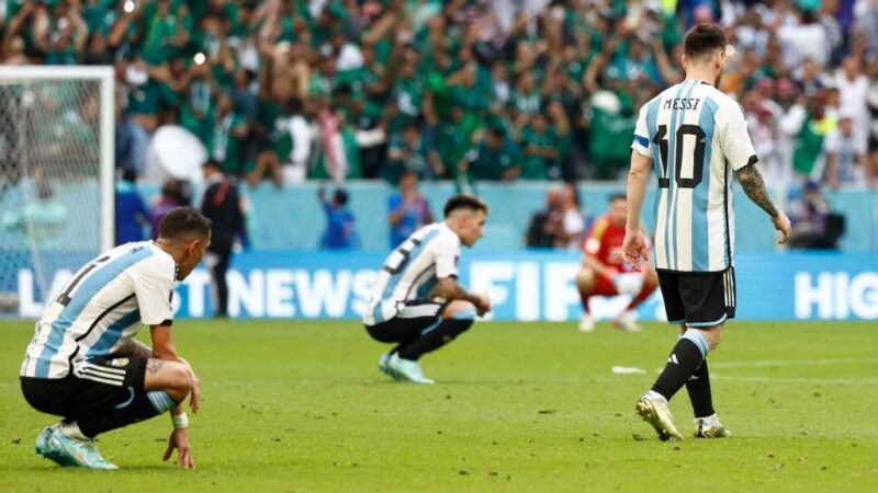 Argentina y el desafío de romper la maldición del campeón en los debuts mundialistas
