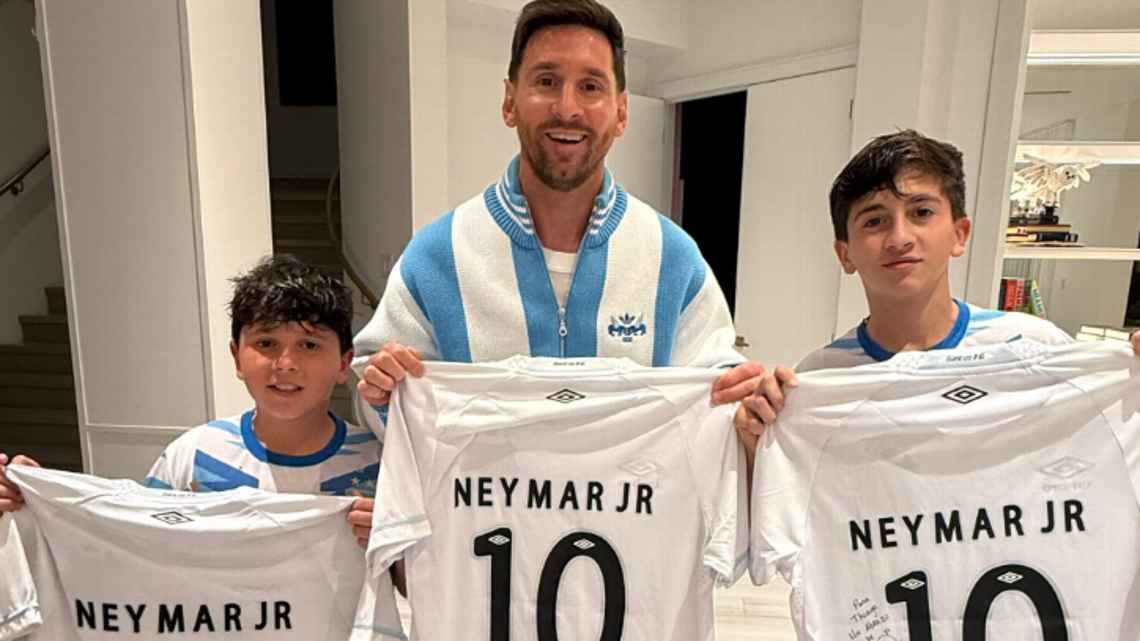 Messi y sus hijos lucieron la camiseta del Santos de Neymar y revolucionaron a los hinchas