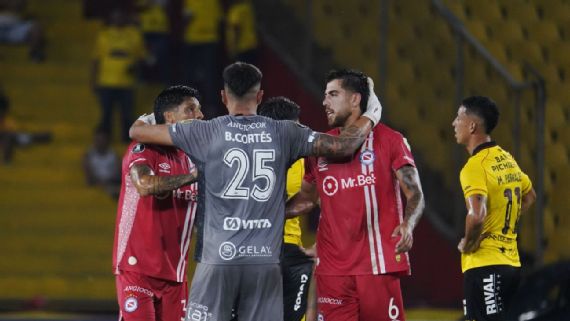 Argentinos Juniors golpeó en el cierre y venció a Barcelona en Guayaquil por la Libertadores