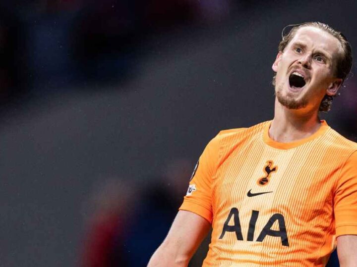 El DT de Tottenham explicó la polémica sustitución del arquero Kinsky