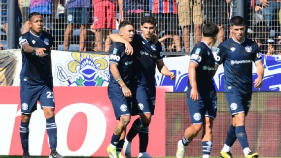 Independiente Rivadavia consiguió un agónico triunfo frente a Gimnasia en La Plata