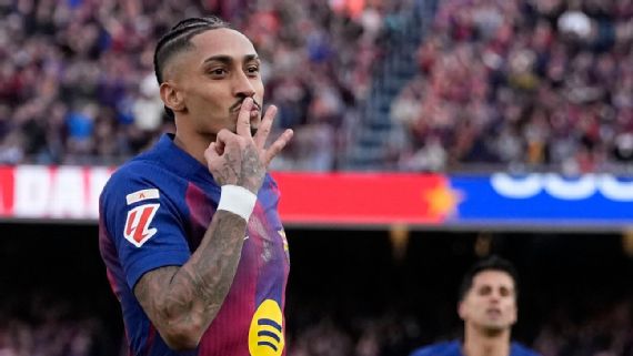 Raphinha brilla con un triplete en la goleada del Barcelona ante Sevilla