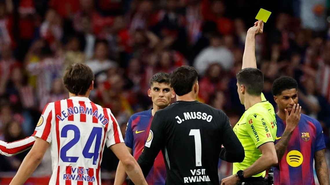 Atlético cargó contra el arbitraje tras el duelo ante Barcelona: “Es una vergüenza”