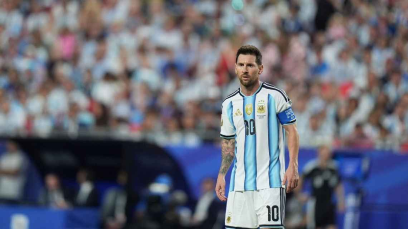 Messi firmó una noche histórica y Argentina aplastó a Argelia en su estreno mundialista