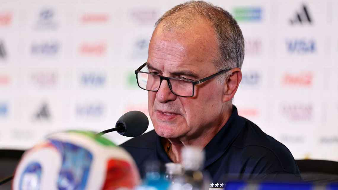 Marcelo Bielsa confirmó su salida de Uruguay: «Este cierre es muy doloroso»